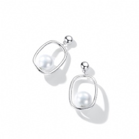 Pearl Point Oval Frame Earrings